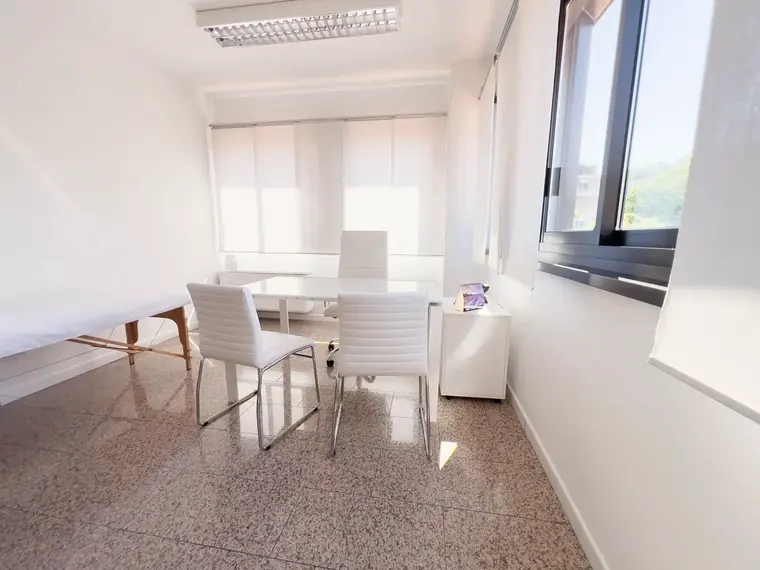 Ufficio singolo con scrivania e finestra sul verde
