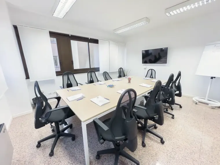 Sala riunioni allestita per una presentazione