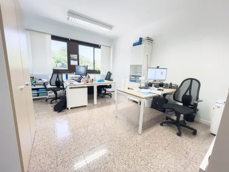 Ufficio open space con quattro postazioni operative