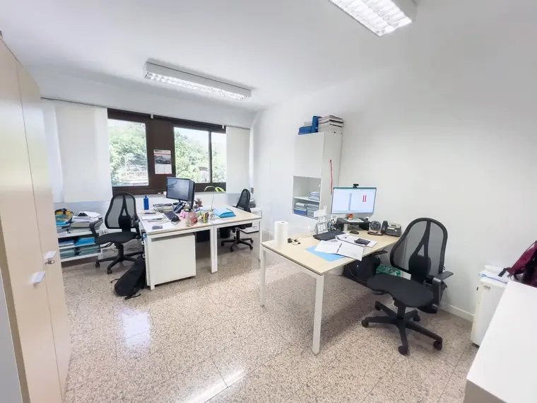 Ufficio per due persone con scrivanie affiancate