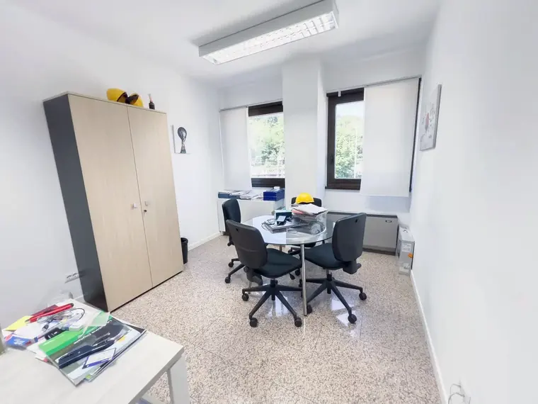 Ufficio arredato con armadio e postazione singola