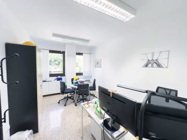 Ufficio operativo con armadiature e postazioni