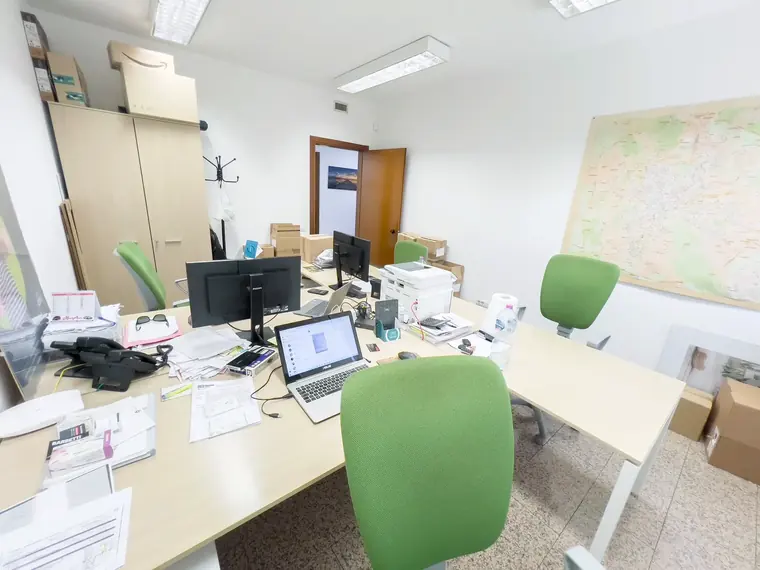 Ufficio con scrivania angolare e seduta verde