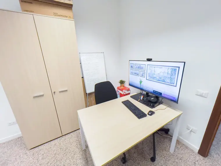 Ufficio singolo con monitor e armadio