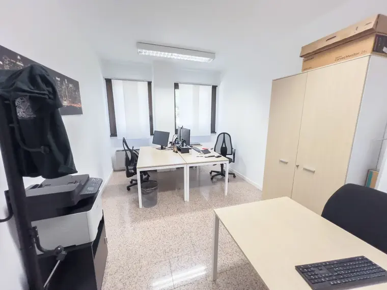 Ufficio con postazione e sedute per i visitatori