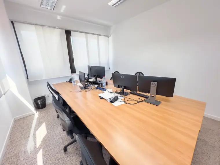 Tavolo di lavoro condiviso con postazioni allineate