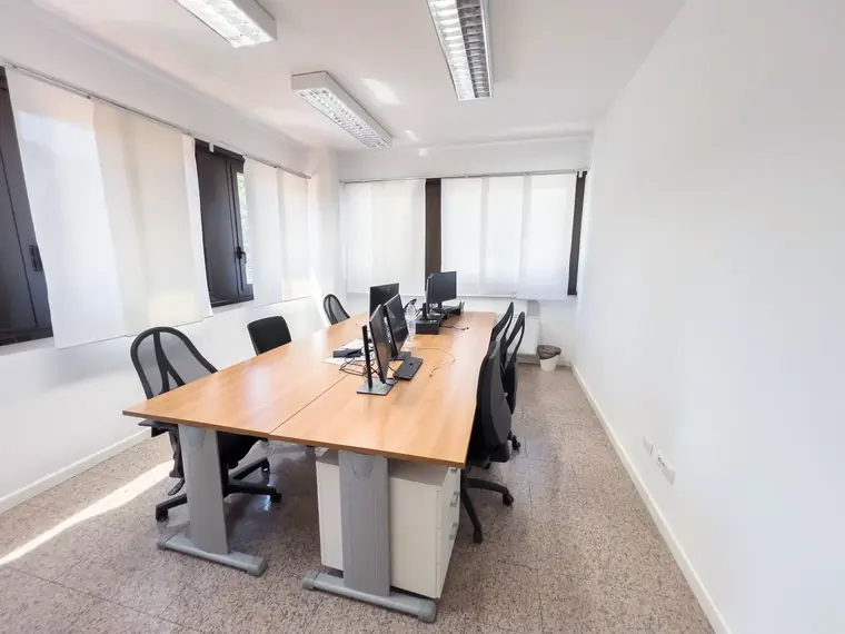 Postazioni coworking su tavolo comune