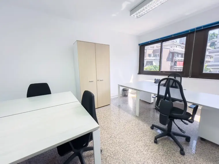 Sala riunioni affacciata sulle finestre a nastro