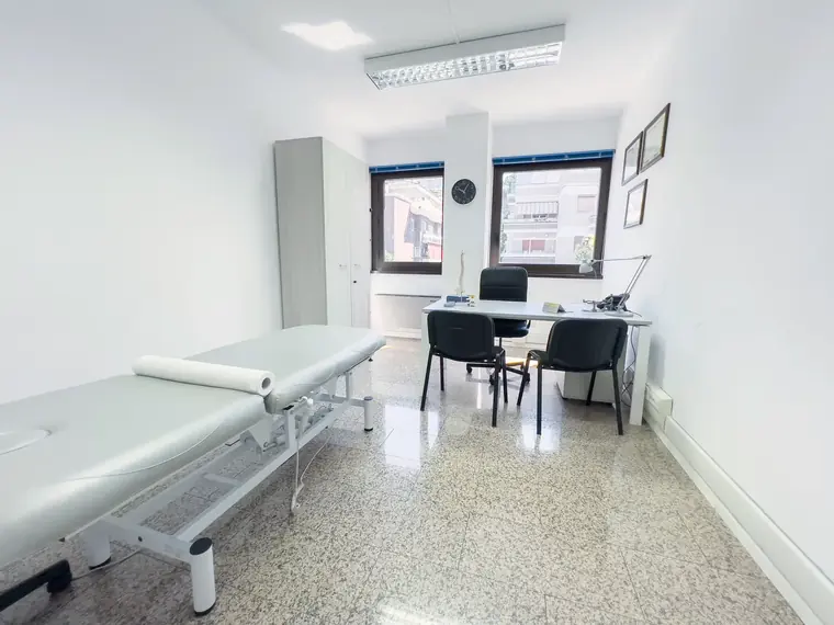 Studio medico con lettino e scrivania