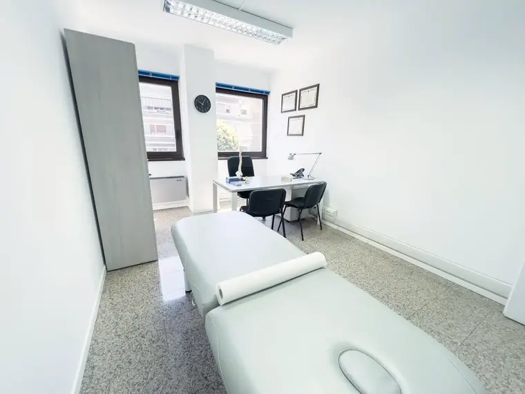 Ambulatorio arredato con lettino da visita