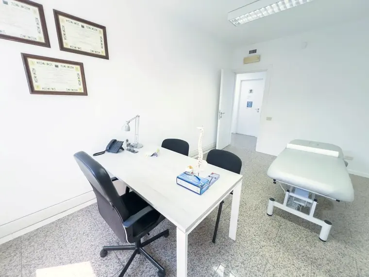 Studio professionale con attestati alle pareti