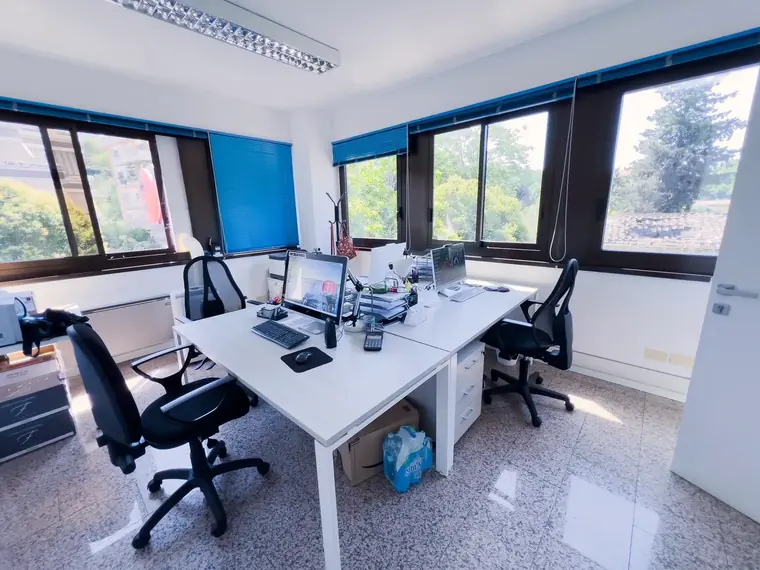 Ufficio operativo con due postazioni e tapparelle blu