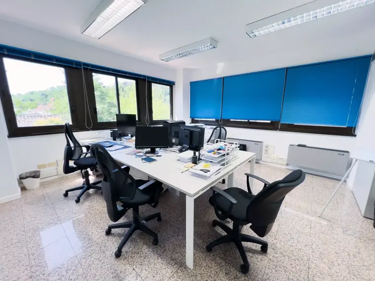 Ufficio condiviso con quattro postazioni