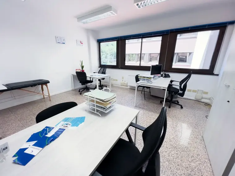 Ufficio con lettino e postazione di lavoro
