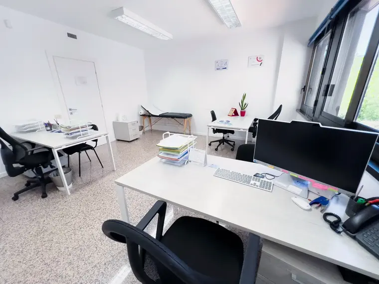 Ufficio con archivio e postazione operativa