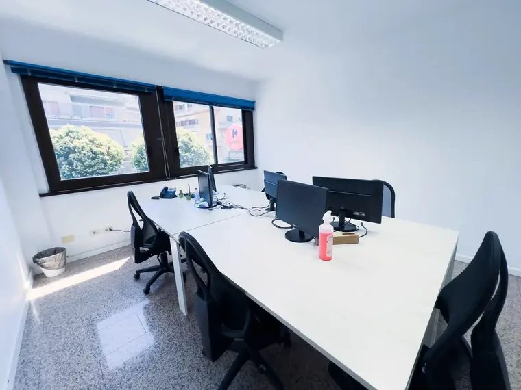 Open space con postazioni doppie e finestre a nastro