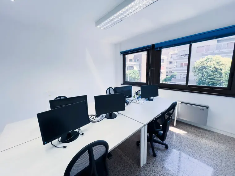 Postazioni di lavoro affiancate con monitor