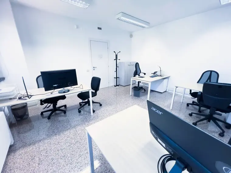 Postazione singola con monitor in ufficio luminoso