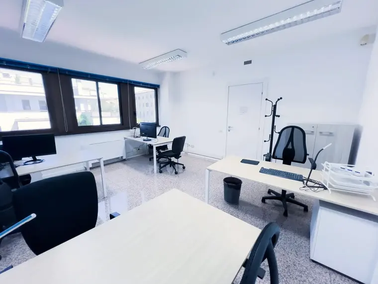 Ufficio con tavolo di lavoro e appendiabiti