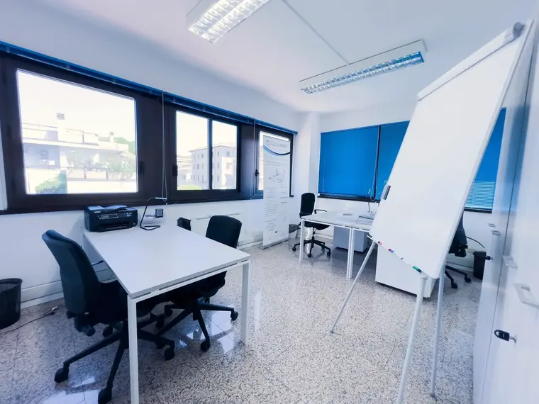 Ufficio con postazioni e lavagna a fogli mobili