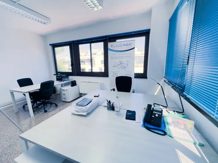 Ufficio con postazione e stampante