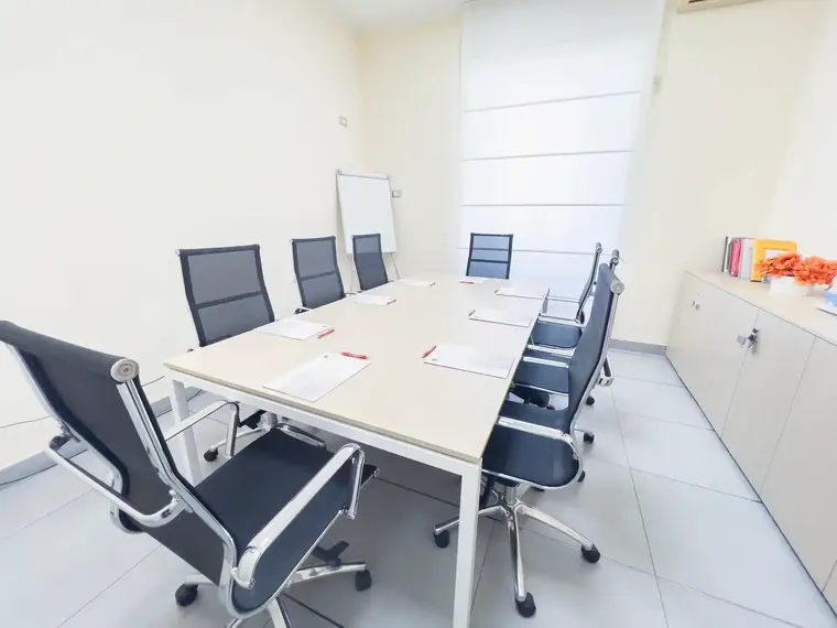 Sala riunioni con tavolo per dodici persone