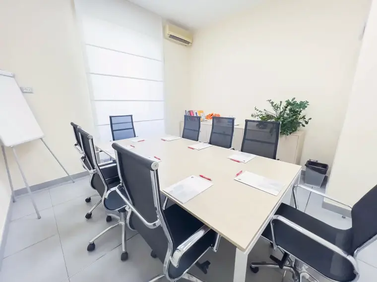 Ufficio con tavolo riunioni e postazione