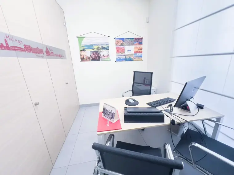 Postazione operativa con armadio e monitor