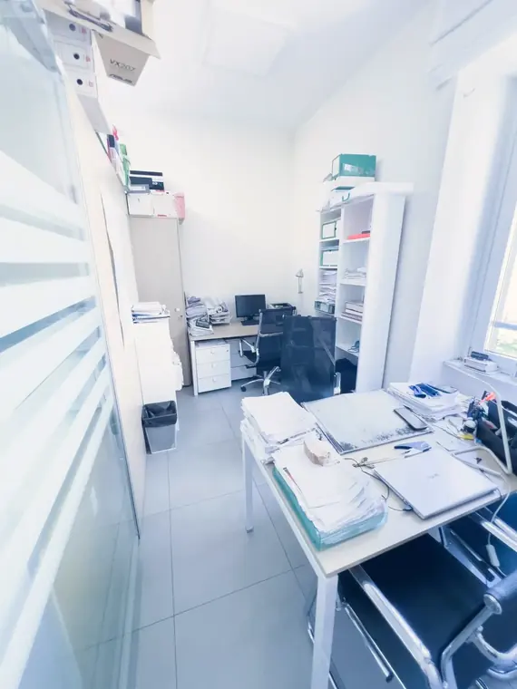 Postazione di lavoro con archivio