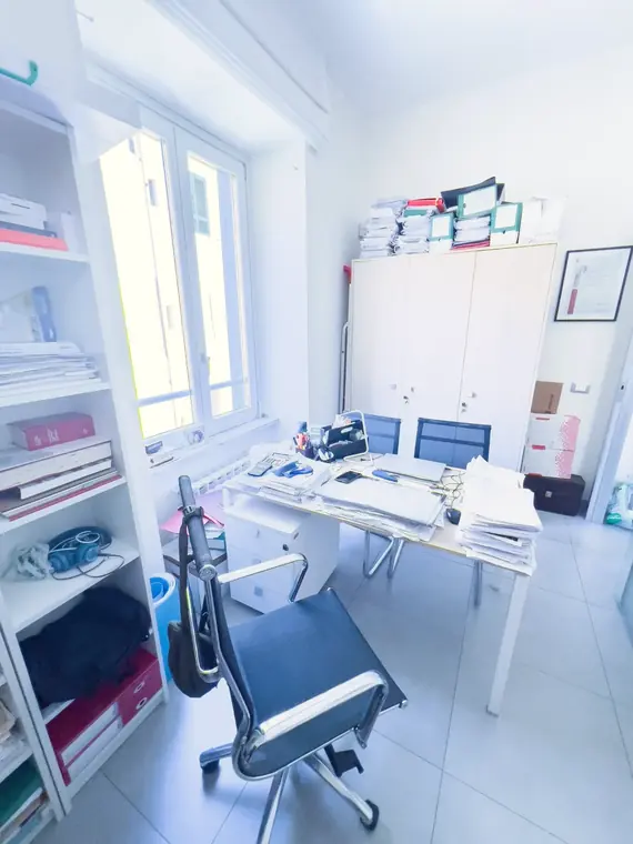 Ufficio con scrivania e materiale di lavoro