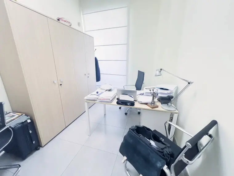 Ufficio con armadiature e postazione singola