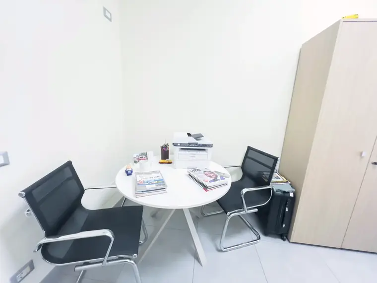 Ufficio con tavolo rotondo per piccoli incontri