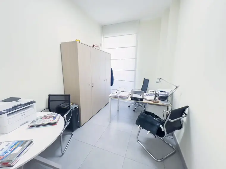 Ufficio operativo con due postazioni affiancate