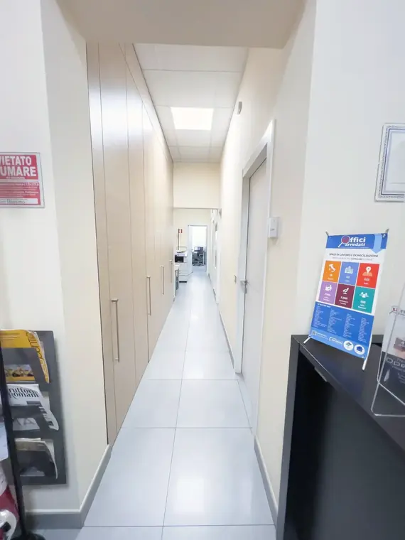 Corridoio con gli accessi agli uffici